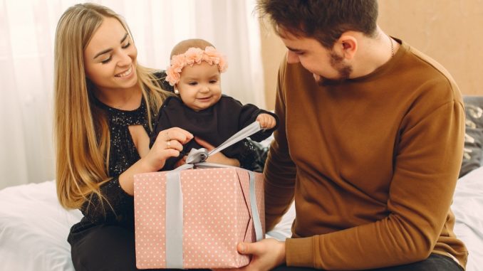 https://www.freepik.com/free-photo/family-sitting-home-bed-with-presents_6424929.htm#fromView=search&page=1&position=0&uuid=59fda279-845b-49d5-8d09-afb5696b9165&query=giving+gift+to+baby